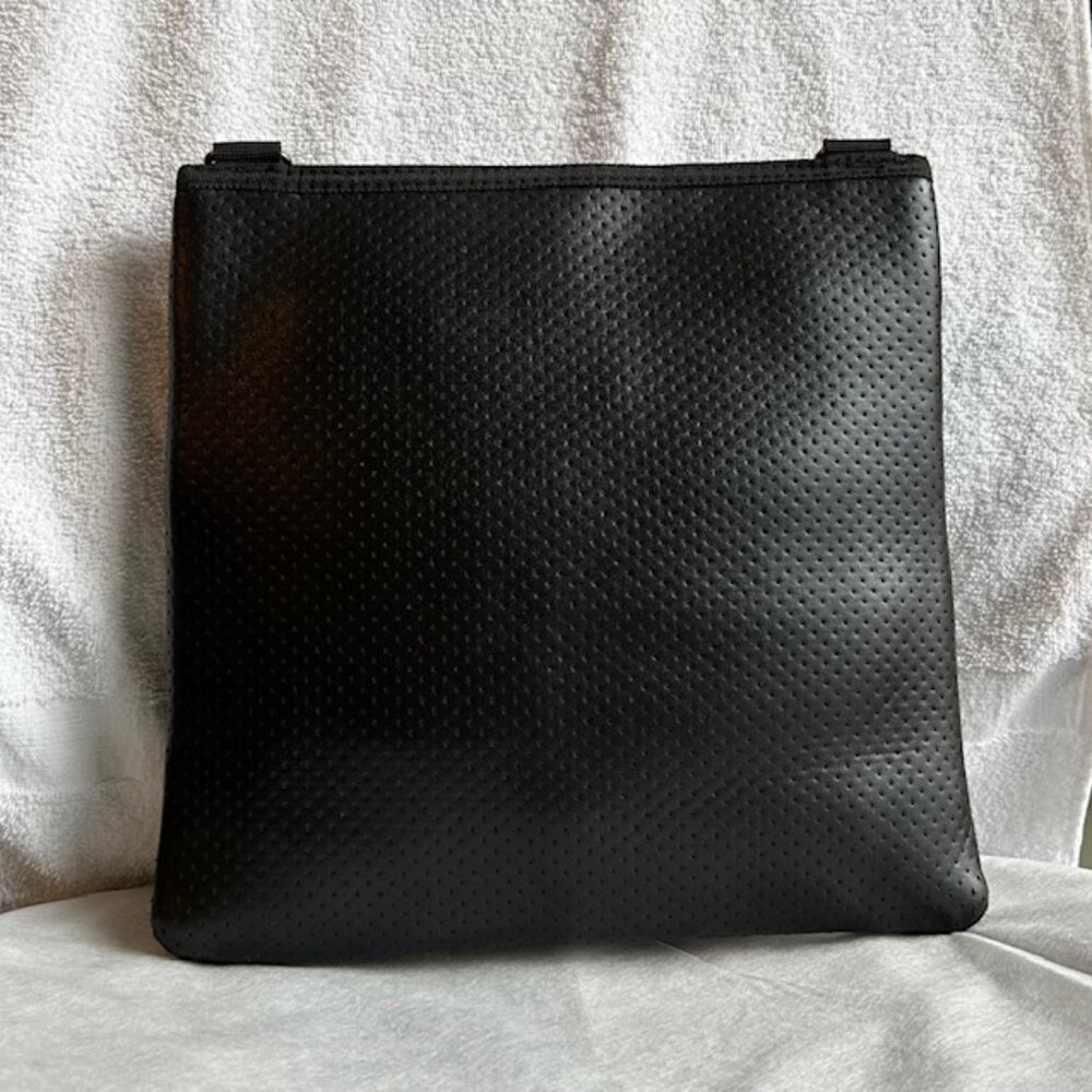 Haute Shore Peyton Chic Crossbody Bag Black & Caramel + 2 Straps - Picture 2 of 6